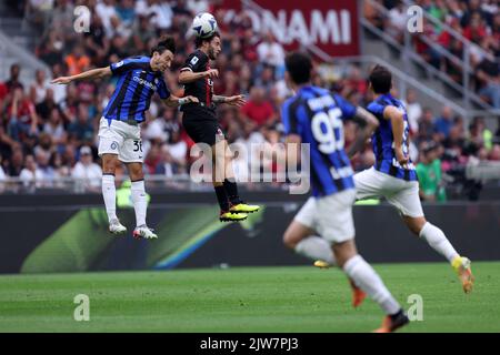 Davide Calabria vom AC Mailand und Matteo Darmian vom FC Internazionale kämpfen während der Serie A im Stadio Giuseppe Meazza am 3. September 2022 in Mailand um den Ball. Stockfoto