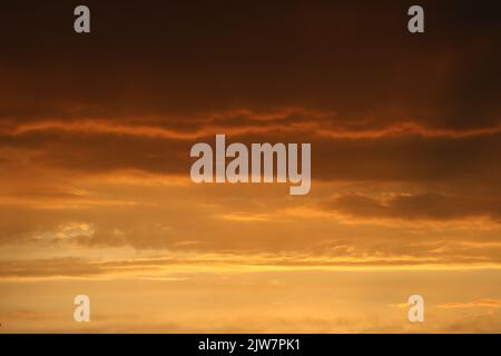 Brennender Himmel als Musterhintergrund. Sonnenuntergang mit Wolken. Skyline Stockfoto