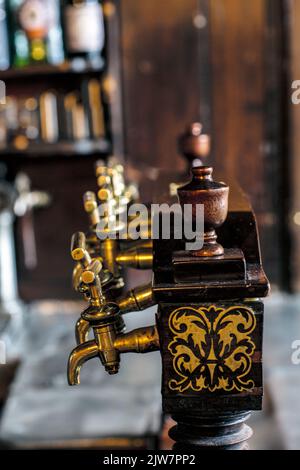 Spirit zapft im traditionellen Pub des Haunch of Wild Public House in Salisbury, Wiltshire, England, Großbritannien Stockfoto