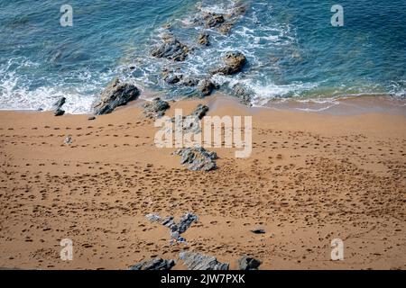 Luftaufnahmen vom Porthleven Strand. Fußabdrücke im Sand und Buchten von der Klippe. Stockfoto