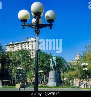 New York, 1980s, Union Square Park, Laternenpfosten mit runden weißen Globen, George Washington Reiterstatue, Manhattan, New York City, NYC, NY, USA, Stockfoto