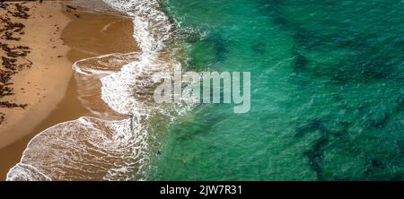 Luftaufnahmen vom Porthleven Strand. Fußabdrücke im Sand und Buchten von der Klippe. Stockfoto