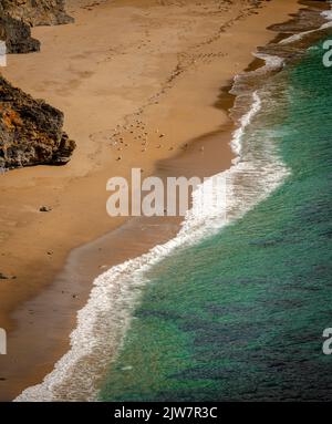 Luftaufnahmen vom Porthleven Strand. Fußabdrücke im Sand und Buchten von der Klippe. Stockfoto