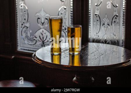 Biergläser auf einem Pub-Tisch Stockfoto
