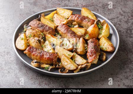 Comfort Food Fleischbrötchen mit Pilzen und Kartoffeln in Nahaufnahme auf einem Teller auf dem Tisch. Horizontal Stockfoto