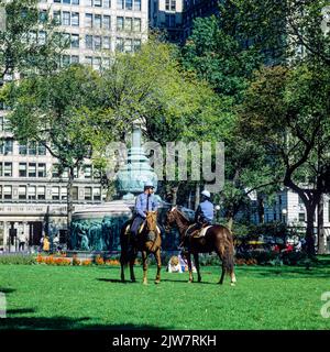 New York, 1980s, 2 NYPD-Polizisten zu Pferd, Independence flagstaff, Union Square Park, Manhattan, New York City, NYC, NY, USA, Stockfoto