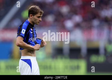 Nicolo Barella vom FC Internazionale sieht bei der Serie A zwischen AC Mailand und FC Internazionale am 3. September 2022 im Stadio Giuseppe Meazza in Mailand, Italien, niedergeschlagen aus. Stockfoto