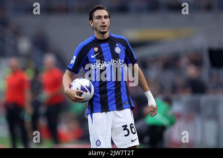 Matteo Darmian vom FC Internazionale schaut während der Serie A zwischen AC Mailand und dem FC Internazionale am 3. September 2022 im Stadio Giuseppe Meazza in Mailand, Italien, auf. Stockfoto