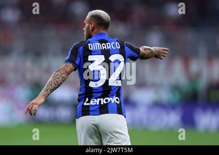 Federico Dimarco vom FC Internazionale ist während der Serie A zwischen AC Mailand und FC Internazionale im Stadio Giuseppe Meazza am 3. September 2022 in Mailand, Italien, zu sehen. Stockfoto