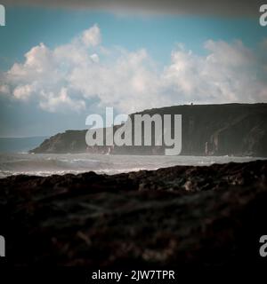 Bild der Cornwall-Küste, Bear Rock aus Porthleven, Rinsey. Stockfoto