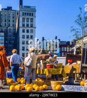 New York, 1980s, Kürbisse zu verkaufen, Käufer, Union Square greenmarket, Bio-Bauernmarkt, Manhattan, New York City, NYC, NY, USA, Stockfoto