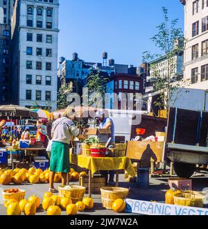 New York, 1980s, Kürbisse zu verkaufen, Frauen einkaufen, Union Square greenmarket, Bio-Bauernmarkt, Manhattan, New York City, NYC, NY, USA, Stockfoto