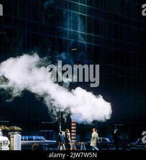 New York, 1980er, Dampf wird durch einen typischen Con Edison-Stapel in Orange und Weiß abgelassen, Heizung, Manhattan, New York City, NYC, NY, USA, Stockfoto