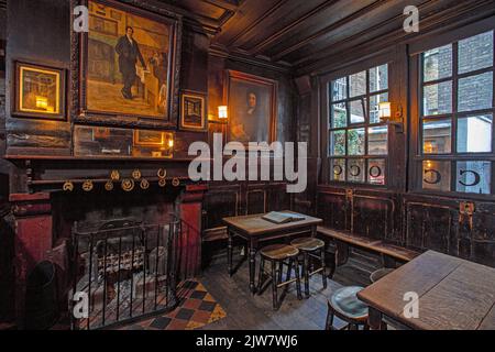 Pub-Interieur der Ye Olde-Käse Stockfoto