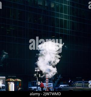 New York, 1980s, hinterleuchtete Dämpfe, die aus dem Dampfrohr herauskommen, Fernwärmeanlage, Innenstadt, Manhattan, New York City, NYC, NY, USA, Stockfoto