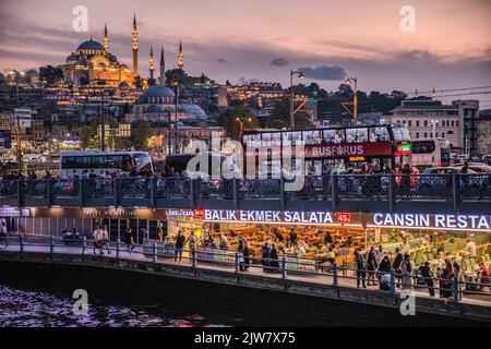 Istanbul, Türkei. 03. September 2022. Ein Blick auf die Galata-Brücke bei Sonnenuntergang in Istanbul und die Suleymaniye-Moschee im Hintergrund, die eine wunderschöne Aussicht mit Wolken schafft. (Foto von Onur Dogman/SOPA Images/Sipa USA) Quelle: SIPA USA/Alamy Live News Stockfoto