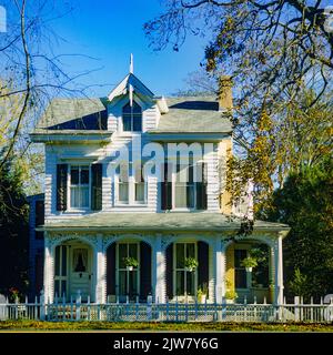 New York, 1980s, weißes Holzhaus mit Veranda, East Hampton, The Hamptons, Long Island, New York State, NY, USA, Stockfoto