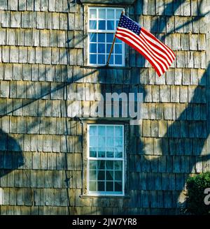 New York, 1980s, unter US-Flagge, 2 Fenster, Holzschindeln, Fassade, East Hampton, The Hamptons, Long Island, New York State, NY, USA, Stockfoto