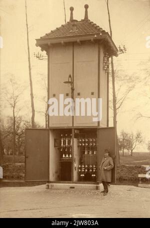 Bild eines Transformatorhauses am Zandweg (gegenüber Woerdlaan) in Vleuten; links die Hochspannung und rechts die Niederspannung (der Transformator befindet sich oben). Stockfoto
