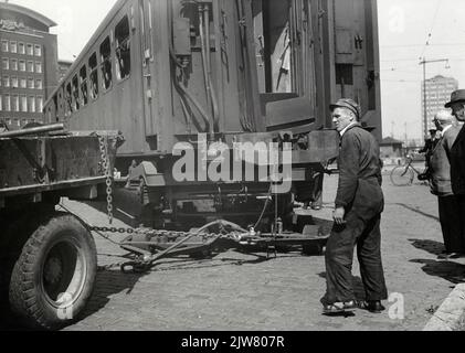 Bild des Transports einer Kutschenschale eines Elektrozuges, der während des Krieges beschädigt wurde. 1940 (Nr. 305?) Der N.S. Mit dem LKW des Transportunternehmens Wassink in Amersfoort, für eine Ausstellung in den Ahoy-Hallen in Rotterdam. Stockfoto