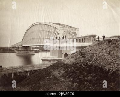 Blick auf die Eisenbahnbrücke über die Lek in Culemborg. Stockfoto