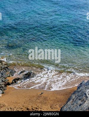 Luftaufnahmen vom Porthleven Strand. Fußabdrücke im Sand und Buchten von der Klippe. Stockfoto