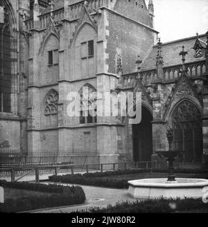 Gesicht im pandhof der Domkerk (Domplein) in Utrecht, mit dem Brunnen im Vordergrund mit der Statue von Domkanunnik Hugo Wstinc. Stockfoto