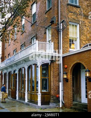 New York, 1980s, amerikanisches Hotel, Sandsteingebäude, erbaut 1846, Holzbalkon, Sag Harbour, The Hamptons, Long Island, New York State, NY, USA, Stockfoto