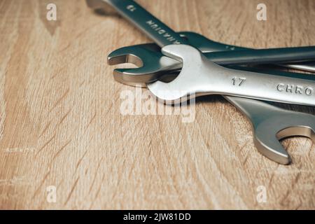 Viele Schraubenschlüssel. Industrieller Hintergrund. Schraubenschlüssel. Werkzeugsatz für Schraubenschlüssel. Satz von Schraubenschlüsseln in verschiedenen Größen. Stockfoto