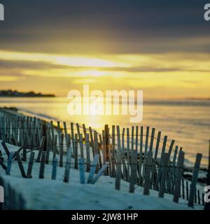 New York, 1980s, Holzpfähenzäune am Strand, Reflexion des Sonnenuntergangs auf dem Atlantik, die Hamptons, Long Island, New York State, NY, USA, Stockfoto