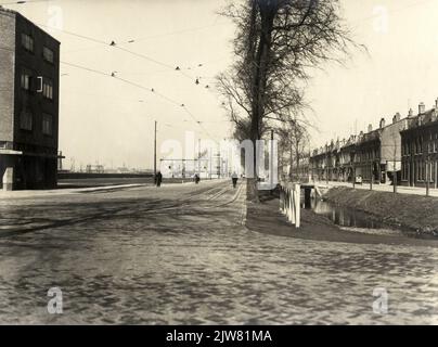 Gesicht im Croeselaan in Utrecht, von der Kreuzung Vondellaan/Balijelaan, von Südosten; rechts die Moesgracht und ein paar Häuser auf der Vondelkade.n.b. Der Straßenname Vondelkade (östliche Hälfte des Croeselaan zwischen Jacob Catsstraat und Roemer Visscherkade wurde 1932 in Croeselaan geändert. Die Roemer Visscherkade wurde 1931 in Vondellaan umgewandelt. Stockfoto