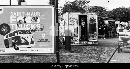 Saint-Maur-des-Fosses, Frankreich - 11. September 2021: Reklametafeln, auf denen Menschen zum Food Trucks Festival eingeladen werden. Schwarzweißfoto Stockfoto