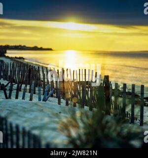 New York, 1980s, Holzpfähenzäune am Strand, Reflexion des Sonnenuntergangs auf dem Atlantik, die Hamptons, Long Island, New York State, NY, USA, Stockfoto