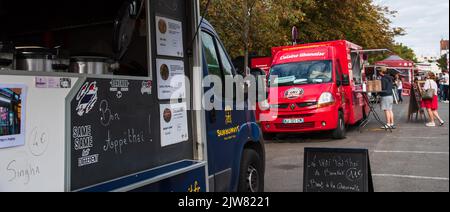 Saint-Maur-des-Fosses, Frankreich - 11. September 2021: Autentic Fresh Food Thai und libanesische Küche Food Trucks und andere auf Food Trucks Festival Stockfoto