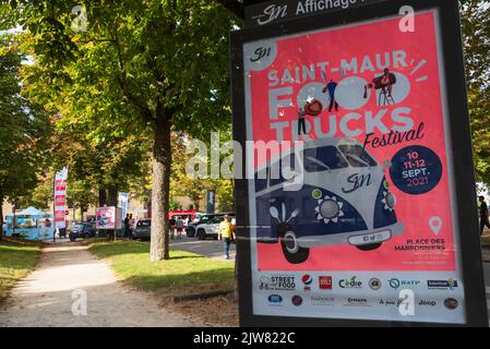 Saint-Maur-des-Fosses, Frankreich - 11. September 2021: Reklametafeln, die Menschen zum jährlichen Food Trucks Festival einladen. Stockfoto