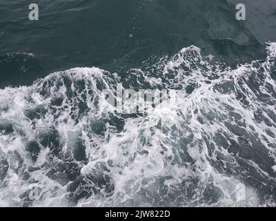 Oberfläche des blauen Wassers Meereswellen farbigen Hintergrund Stockfoto