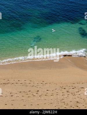 Luftaufnahmen vom Porthleven Strand. Fußabdrücke im Sand und Buchten von der Klippe. Stockfoto