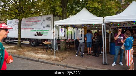 Saint-Maur-des-Fosses, Frankreich - 11. September 2021: Während des jährlichen Food Trucks Festivals essen, trinken und geselligen sich Menschen. Stockfoto