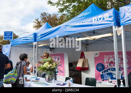 Saint-Maur-des-Fosses, Frankreich - 11. September 2021: Informationspunkt mit Veranstaltungsprogramm beim jährlichen Food Trucks Festival. Stockfoto