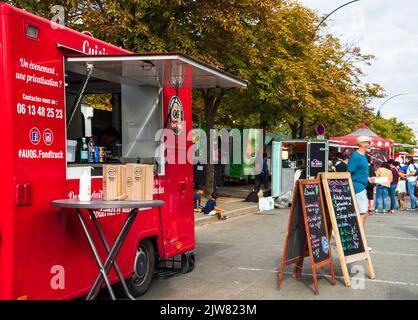 Saint-Maur-des-Fosses, Frankreich - 11. September 2021: Food Truck der libanesischen Küche und andere Stände während des jährlichen Food Trucks Festivals Stockfoto