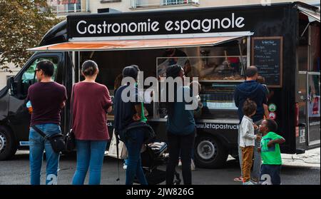 Saint-Maur-des-Fosses, Frankreich - 11. September 2021: Beim Food Trucks Festival kaufen Menschen authentische Gerichte vom spanischen Food Truck. Stockfoto