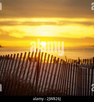 New York, 1980s, Holzpfähenzäune am Strand, Sonnenuntergang, The Hamptons, Long Island, New York State, NY, USA, Stockfoto