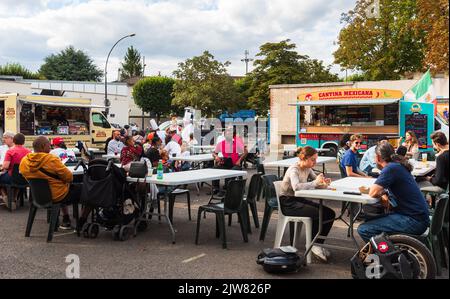 Saint-Maur-des-Fosses, Frankreich - 11. September 2021: Menschen essen authentische frische Lebensmittel während der jährlichen Food Trucks Festival und Geselligkeit. Stockfoto