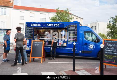 Saint-Maur, Frankreich - 11. September 2021: La Cabane de Cape Cod Food Truck, spezialisiert auf Gourmet-Fisch und Chips, Meeresfrüchte usw. Food Truck Festival Stockfoto