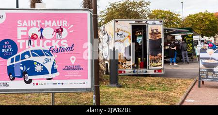 Saint-Maur-des-Fosses, Frankreich - 11. September 2021: Reklametafeln, die Menschen zum jährlichen Food Trucks Festival einladen. Stockfoto