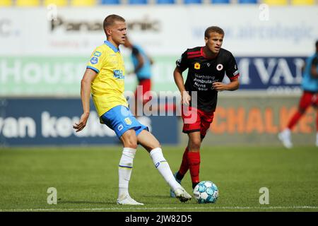 WAALWIJK - (lr) Dario van den Buijs von RKC Waalwijk, Kenzo Goudmijn oder svb Excelsior während des niederländischen Eredivisie-Spiels zwischen RKC Waalwijk und Excelsior Rotterdam am 4. September 2022 im Mandemakers Stadium in Waalwijk, Niederlande. ANP BART STOUTJEDIJK Stockfoto