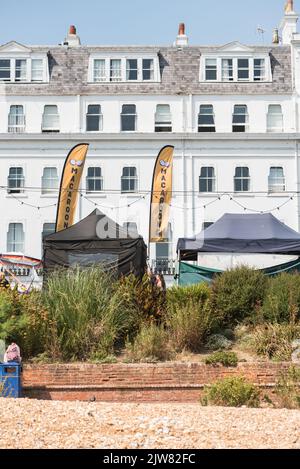 Marktstände an der Strandpromenade in Eastbourne Stockfoto