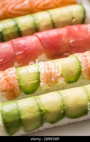 Set japanischer traditioneller Sushi-Rollen - Nahaufnahme. Stockfoto