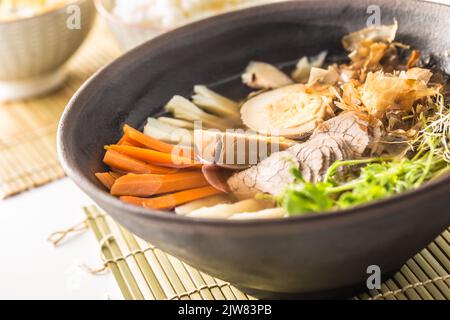 Japanische Suppenramen mit Rindfleisch, Ei und Karotte auf dem Tisch im asiatischen Restaurant. Stockfoto