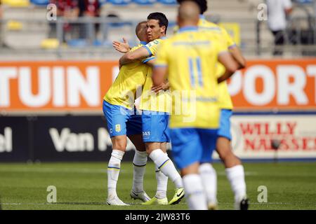 WAALWIJK - (lr) Dario van den Buijs von RKC Waalwijk, Pelle Clement von RKC Waalwijk feiert den 2-2 während des niederländischen Eredivisie-Spiels zwischen RKC Waalwijk und Excelsior Rotterdam am 4. September 2022 im Mandemakers Stadium in Waalwijk, Niederlande. ANP BART STOUTJEDIJK Stockfoto